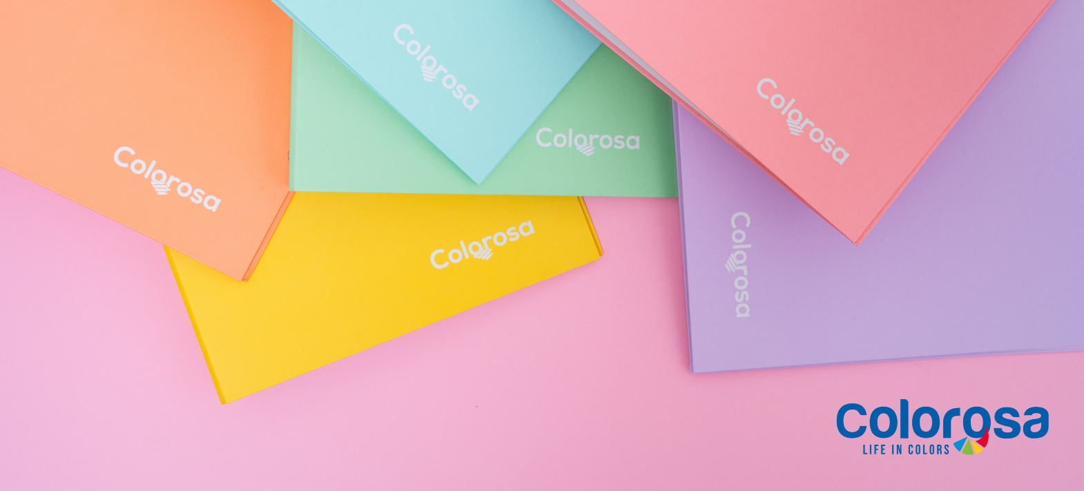 Quaderni colorati di differenti formati